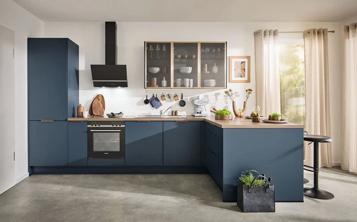 Moderne Häcker L-Küche Scala Blau mit Insel