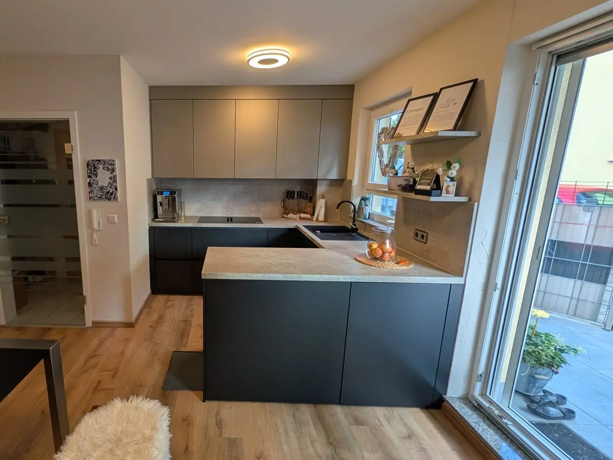 Häcker Küche Concept130 Smart Sandgrau und Steingrau mit Schichtstoff Arbeitsplatte