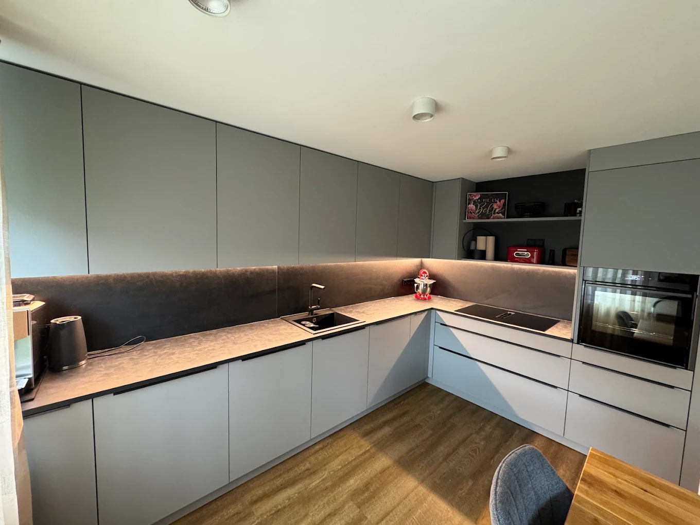 Häcker L Küche Concept130 PERFECT SOFT Perlgrau Arbeitsplatte Schichtstoff Spachtelbeton schwarz