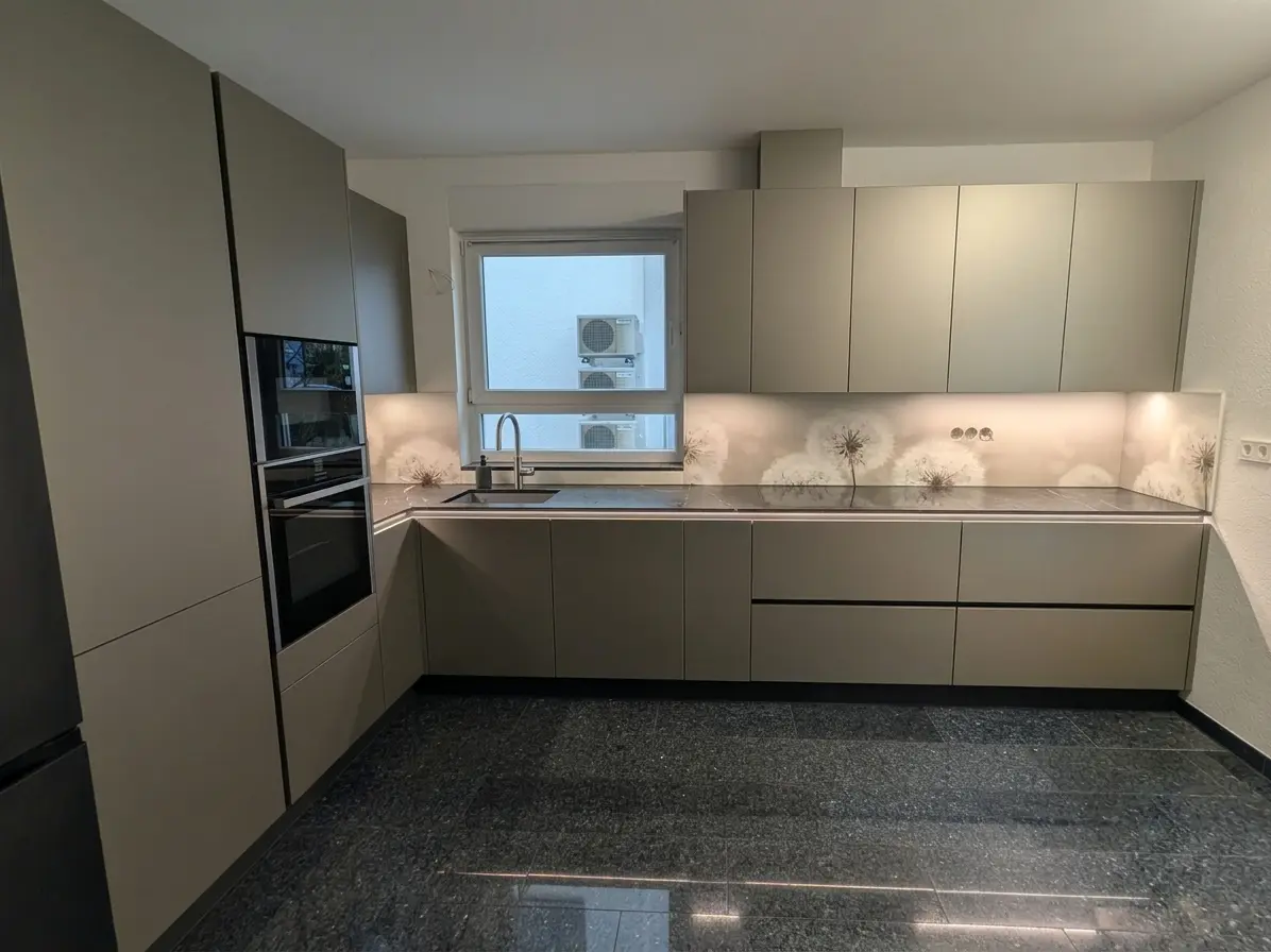 Moderne Häcker L Küche Concept130 Smart Sandgrau und Naturstein Arbeitsplatte Infinity Dark und Quooker in Karlsruhe geplant von Oberdörfer Küchen