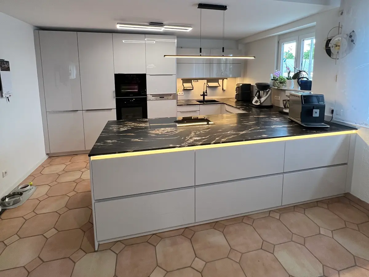 Häcker U Küche Concept130 PERFECT BRILLANT Satin und Naturstein Arbeitsplatte Belvedere satiniert mit Insel